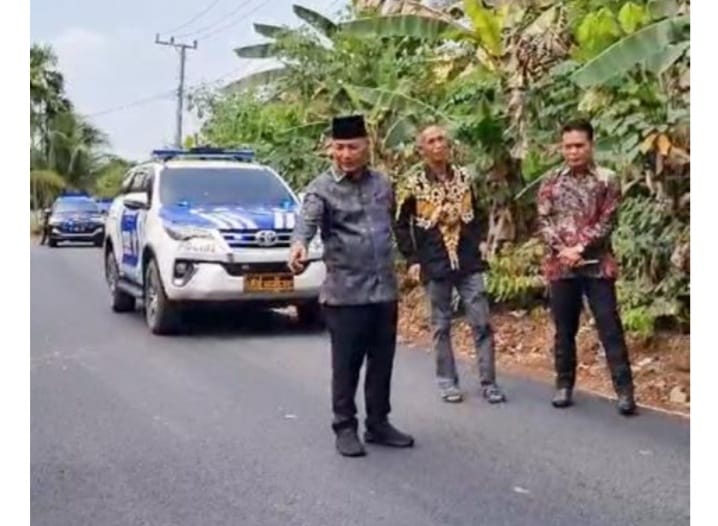 Pj Bupati Muba, Apriyadi saat sidak perbaikan jalan Desa Lais dengan Desa Lais Utara Kecamatan Lais Kabupaten Musi Banyuasin atau Jalan Bonot, MInggu (10/9/2023). Foto : Dinkominfo Muba.