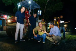Pj Bupati Muba, Apriyadi sidak proyek perbaikan Jalan Merdeka, Sekayu, Minggu (10/9/2023) malam. Foto : Dinkominfom Muba.