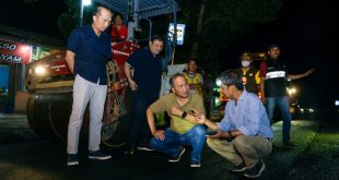 Pj Bupati Muba, Apriyadi sidak proyek perbaikan Jalan Merdeka, Sekayu, Minggu (10/9/2023) malam. Foto : Dinkominfom Muba.