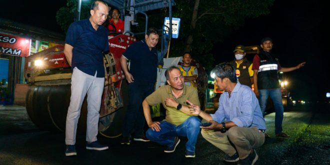 Pj Bupati Muba, Apriyadi sidak proyek perbaikan Jalan Merdeka, Sekayu, Minggu (10/9/2023) malam. Foto : Dinkominfom Muba.