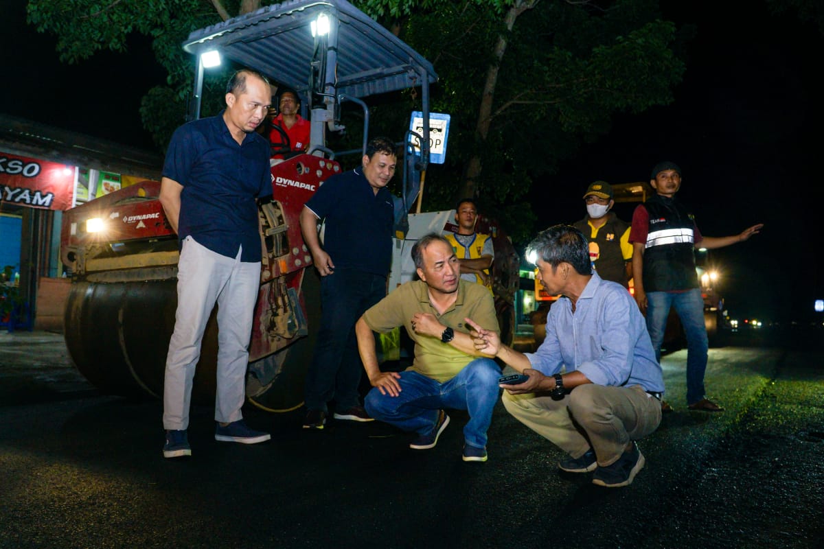 Pj Bupati Muba, Apriyadi sidak proyek perbaikan Jalan Merdeka, Sekayu, Minggu (10/9/2023) malam. Foto : Dinkominfom Muba.
