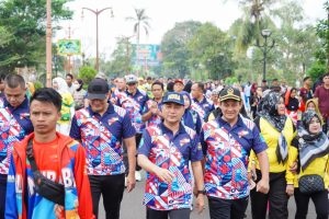Pj Bupati Muba, Apriyadi bersama ribuan warga jalan sehat dalam rangka Haornas di Sekayu, Rabu (12/9/2023). Foto : Dinkominfo Muba,