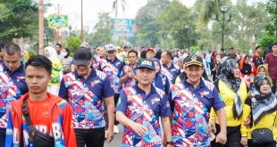 Pj Bupati Muba, Apriyadi bersama ribuan warga jalan sehat dalam rangka Haornas di Sekayu, Rabu (12/9/2023). Foto : Dinkominfo Muba,