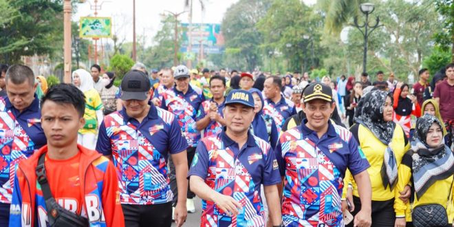 Pj Bupati Muba, Apriyadi bersama ribuan warga jalan sehat dalam rangka Haornas di Sekayu, Rabu (12/9/2023). Foto : Dinkominfo Muba,