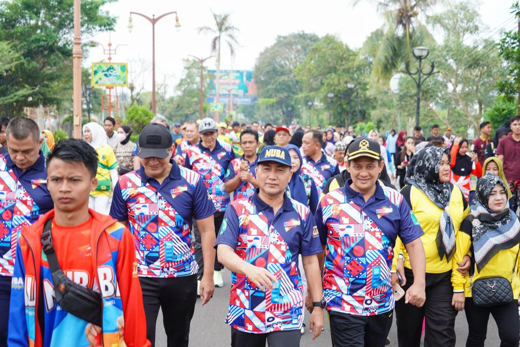 Pj Bupati Muba, Apriyadi bersama ribuan warga jalan sehat dalam rangka Haornas di Sekayu, Rabu (12/9/2023). Foto : Dinkominfo Muba,