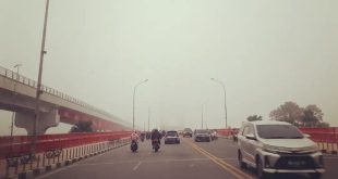 Kabut asap menyelimuti Kolta Palembang, terutama sore hingga malam hari, Senin (11/9/2023). Foto : Sumselheadline/Pitria.
