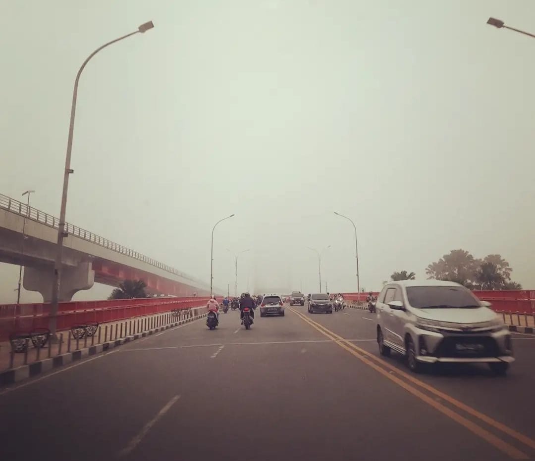 Kabut asap menyelimuti Kolta Palembang, terutama sore hingga malam hari, Senin (11/9/2023). Foto : Sumselheadline/Pitria.