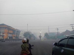 Kabut asap yang menyelimuti Kota Palembang, banyak menyebabkan ISPA, Jumat (29/9/2023). Foto : Sumselheadline/Pitria.