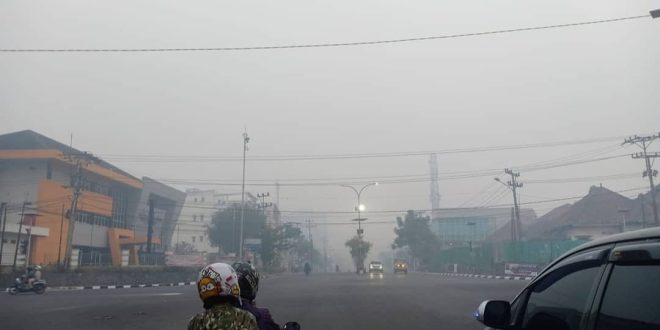 Kabut asap yang menyelimuti Kota Palembang, banyak menyebabkan ISPA, Jumat (29/9/2023). Foto : Sumselheadline/Pitria.