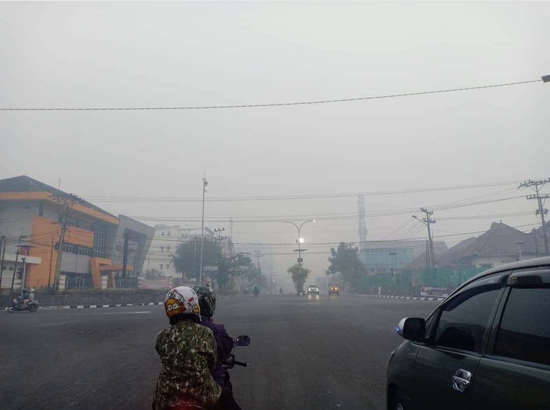 Kabut asap yang menyelimuti Kota Palembang, banyak menyebabkan ISPA, Jumat (29/9/2023). Foto : Sumselheadline/Pitria.