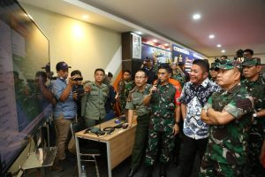 KASAD Jenderal TNI Dr Dudung Abdurachman bersama Gubernur Sumsel H Herman Deru menggelar Rapat Koordinasi (Rakor) Pengendalian Kebakaran Hutan dan Lahan (Karhutla), Jumat (8/9/2023). Foto : Humas Pemprov Sumsel.