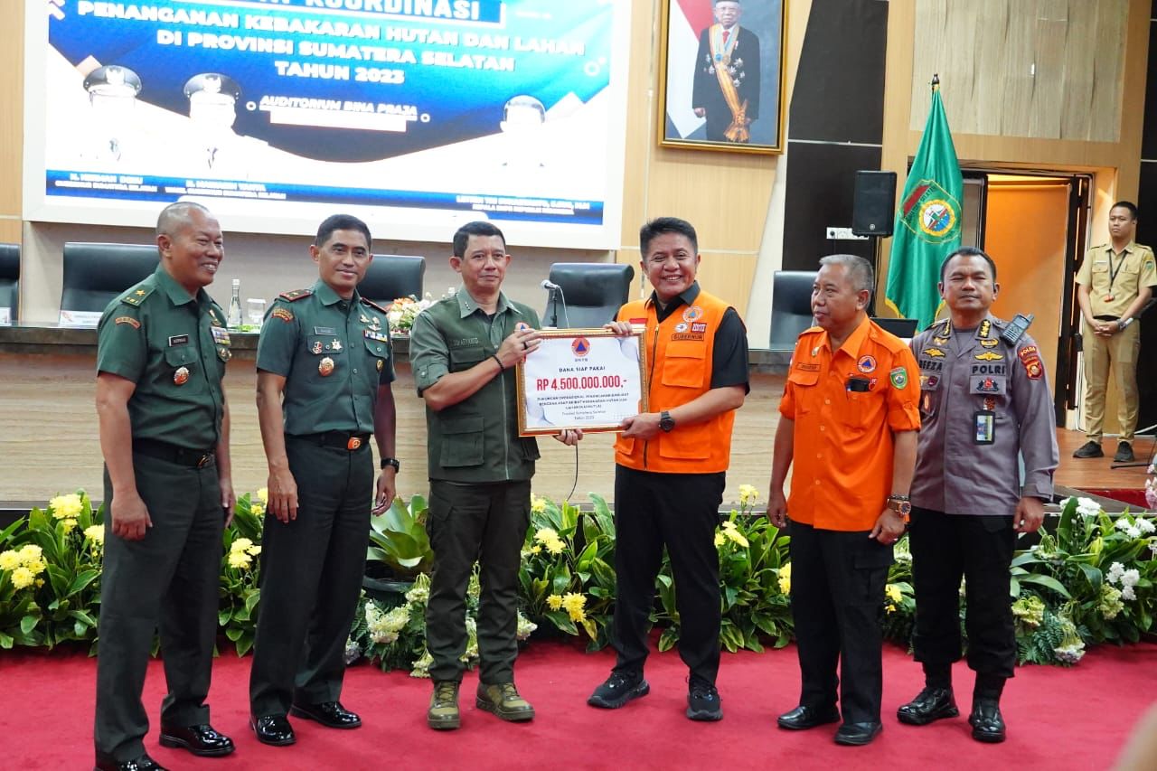 Gubernur Sumsel, H Herman Deru bersama Kepala Badan Nasional Penanggulangan Bencana (BNPB) RI Letjen TNI Suharyanto, Satgas Karhutla, pemerintah daerah dan instansi lainnya melakukan rapat koordinasi tentang Karhutla, Selasa (12/9/2023). Foto : Humas Pemprov Sumsel.