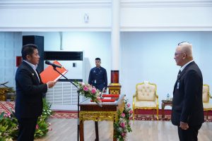 Gubernur Sumsel H Herman Deru yang  juga selaku Pemegang Saham Pengendali Bank Sumsel-Babel  (BSB) secara  resmi mengukuhkan  Normandi Akil selaku  Komisaris Independen Perseroan serta Arief Yulianto selaku  Direktur Operasional  BSB, Selasa (5/9/2023). Foto : Humas Pemprov Sumsel.