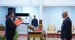 Gubernur Sumsel H Herman Deru yang  juga selaku Pemegang Saham Pengendali Bank Sumsel-Babel  (BSB) secara  resmi mengukuhkan  Normandi Akil selaku  Komisaris Independen Perseroan serta Arief Yulianto selaku  Direktur Operasional  BSB, Selasa (5/9/2023). Foto : Humas Pemprov Sumsel.