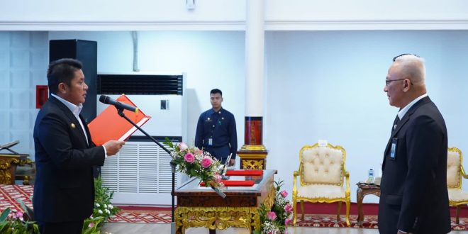Gubernur Sumsel H Herman Deru yang  juga selaku Pemegang Saham Pengendali Bank Sumsel-Babel  (BSB) secara  resmi mengukuhkan  Normandi Akil selaku  Komisaris Independen Perseroan serta Arief Yulianto selaku  Direktur Operasional  BSB, Selasa (5/9/2023). Foto : Humas Pemprov Sumsel.