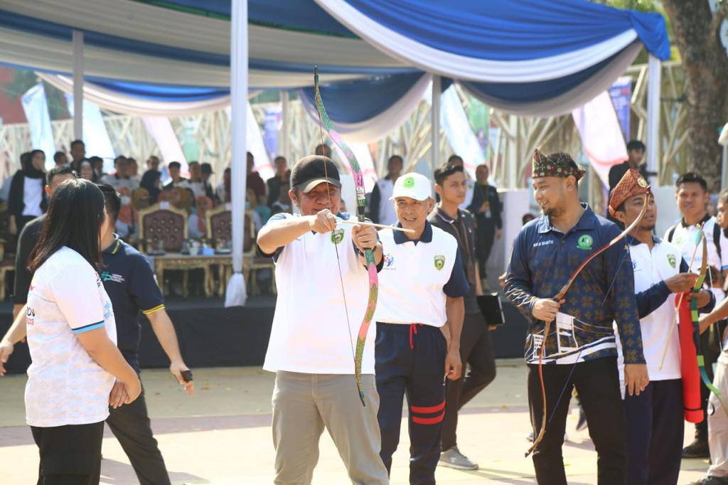 Gubernur Sumsel, Herman Deru membuka fetival olahraga rekreasi dengan melepas anak anak di JSC Palembang, MInggu (28/9/2023). Foto : Humas Pemprov Sumsel.