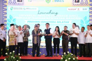 Gubernur Sumsel Herman Deru dan Direktur Utama BPJS Kesehatan, Prof dr Ali Ghufron Mukti, MSc., PhD, launching UHC Program UHC Berkat di Griya Agung, Palembang, Rabu (13/9/2023). Foto : Humas Pemprov Sumsel.