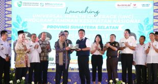 Gubernur Sumsel Herman Deru dan Direktur Utama BPJS Kesehatan, Prof dr Ali Ghufron Mukti, MSc., PhD, launching UHC Program UHC Berkat di Griya Agung, Palembang, Rabu (13/9/2023). Foto : Humas Pemprov Sumsel.