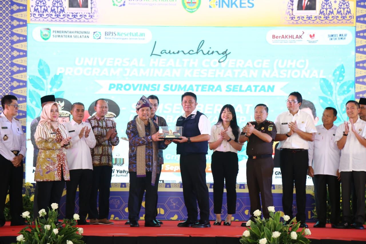 Gubernur Sumsel Herman Deru dan Direktur Utama BPJS Kesehatan, Prof dr Ali Ghufron Mukti, MSc., PhD, launching UHC Program UHC Berkat di Griya Agung, Palembang, Rabu (13/9/2023). Foto : Humas Pemprov Sumsel.