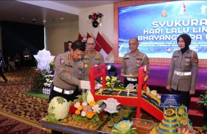 Kapolda Sumsel, Irjen Pol A Rachmad Wibowo SIK,didampingi Wakapolda Sumsel Brigjen Pol M.Zulkarnain SIK MSI Dirlantas Polda Sumsel Kombes Pol M.Pratama Adhyasastra SIKMH PJU Polda Sumsel potong kue pada syukuran Hari Lalu Lintas Bhayangkara ke-68 tahun 2023,di auditorium lantai VII gedung utama Presisi Mapolda Sumsel Jalan Jenderal sudirman KM 4 Palembang. Senin (25/9/2023). Foto : Sumselheadline/Ela.
