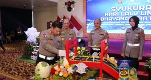 Kapolda Sumsel, Irjen Pol A Rachmad Wibowo SIK,didampingi Wakapolda Sumsel Brigjen Pol M.Zulkarnain SIK MSI Dirlantas Polda Sumsel Kombes Pol M.Pratama Adhyasastra SIKMH PJU Polda Sumsel potong kue pada syukuran Hari Lalu Lintas Bhayangkara ke-68 tahun 2023,di auditorium lantai VII gedung utama Presisi Mapolda Sumsel Jalan Jenderal sudirman KM 4 Palembang. Senin (25/9/2023). Foto : Sumselheadline/Ela.