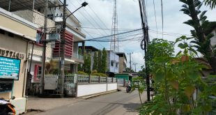 Salah satu titik lampu jalan mati tak kunjung diperbaiki di Jalan Papera, Kecamatan Ilir Timur I, Senin (25/9/2023). Foto : Sumselheadline/Pitria.