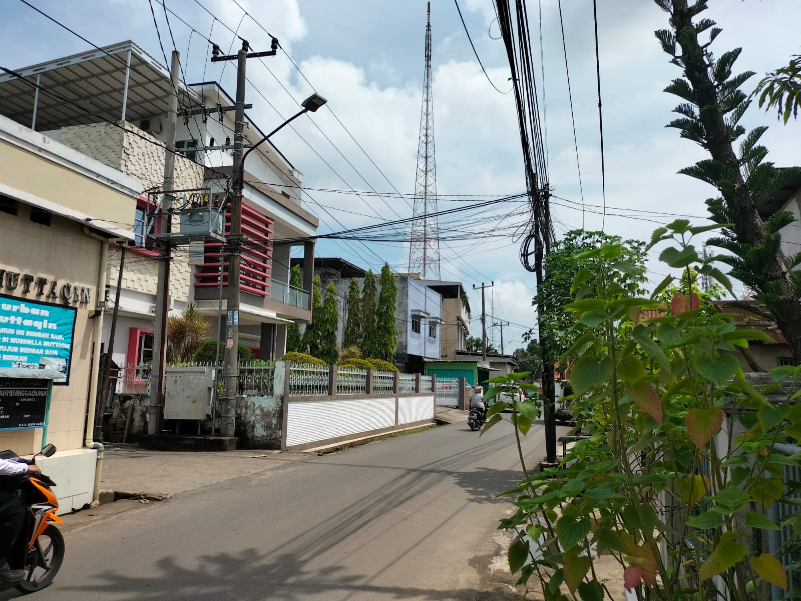 Salah satu titik lampu jalan mati tak kunjung diperbaiki di Jalan Papera, Kecamatan Ilir Timur I, Senin (25/9/2023). Foto : Sumselheadline/Pitria.