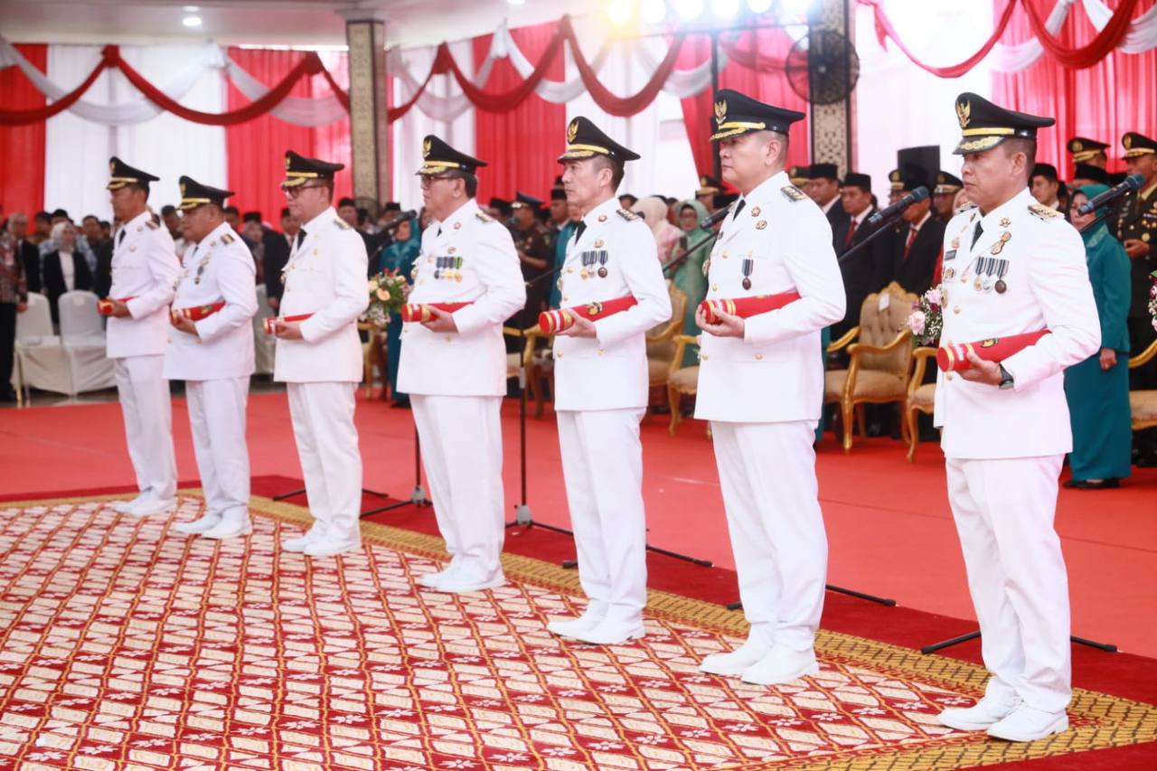 Tujuh Penjabat Bupati dan Walikota di Sumsel saat dilantik di Griya Agung, Palembang, Senin (18/9/2023). Foto : Humas Pemprov Sumsel.