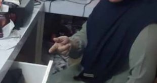 LIstina menunukkan laci tempat penyimpanan uang yang digasak perampok bersenjata api. Foto : Sumselheadline/Ela.