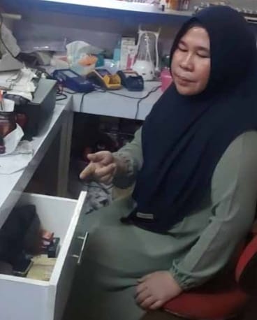 LIstina menunukkan laci tempat penyimpanan uang yang digasak perampok bersenjata api. Foto : Sumselheadline/Ela.