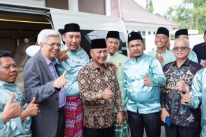 Wagub Sumsel, Mawardi Yahya dan Pj Bupati Muba Apriyadi saat menghadiri dan melantik pengurus Dewan Pengurus Daerah Badan Musyawarah Keluarga Ogan Ilir (DPD BAMUKOI) KabupatenMusi Banyuasin di Pendopoan Griya Bumi Serasan Sekate, Sabtu (23/9/2023). Foto : Dinkominfo Muba.