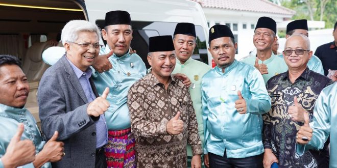 Wagub Sumsel, Mawardi Yahya dan Pj Bupati Muba Apriyadi saat menghadiri dan melantik pengurus Dewan Pengurus Daerah Badan Musyawarah Keluarga Ogan Ilir (DPD BAMUKOI) KabupatenMusi Banyuasin di Pendopoan Griya Bumi Serasan Sekate, Sabtu (23/9/2023). Foto : Dinkominfo Muba.
