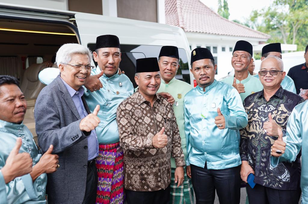 Wagub Sumsel, Mawardi Yahya dan Pj Bupati Muba Apriyadi saat menghadiri dan melantik pengurus Dewan Pengurus Daerah Badan Musyawarah Keluarga Ogan Ilir (DPD BAMUKOI) KabupatenMusi Banyuasin di Pendopoan Griya Bumi Serasan Sekate, Sabtu (23/9/2023). Foto : Dinkominfo Muba.