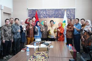 Wakil Menteri Kesehatan Indonesia Dante Saksono Harbuwono menerima kunjungan Pj Bupati Muba H Apriyadi Mahmud dan tim, Jumat (15/09/2023) di Gedung Sujudi 5 Kantor Kementerian Kesehatan RI, Jakarta. Foto : Dinkominfo Muba.