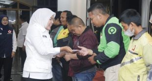 Ketua PMI Palembang, Fitrainti Agustinda saat menghadiri kegiatan pelatihan keselamatan bagi para driver ojol, Rabu (6/9/2023). Foto : Kominfo Palembang.