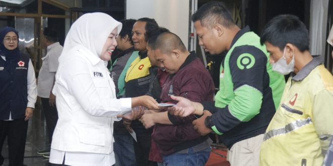 Ketua PMI Palembang, Fitrainti Agustinda saat menghadiri kegiatan pelatihan keselamatan bagi para driver ojol, Rabu (6/9/2023). Foto : Kominfo Palembang.