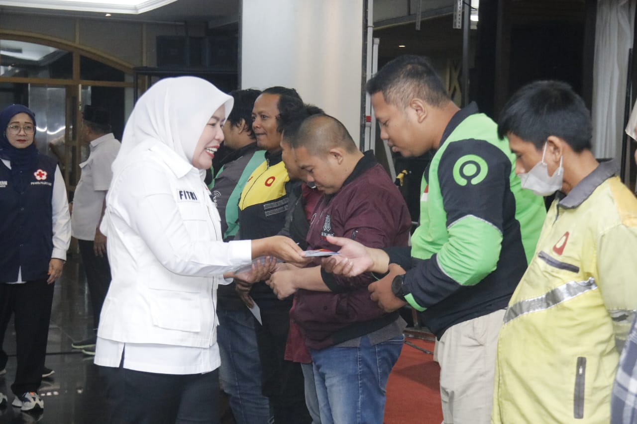 Ketua PMI Palembang, Fitrainti Agustinda saat menghadiri kegiatan pelatihan keselamatan bagi para driver ojol, Rabu (6/9/2023). Foto : Kominfo Palembang.