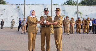Walikota Palembang Harnojoyo, Wawako Fitrianti Agustinda, dan Sekda Ratu Dewa mengangkat medali predikat nomor 1 di bidang Tim Pengendali Inflasi Daerah (TPID) Award 2023 saat upacara di KBB Palembang, Senin (4/9/2023). Foto : Kominfo Palembang.
