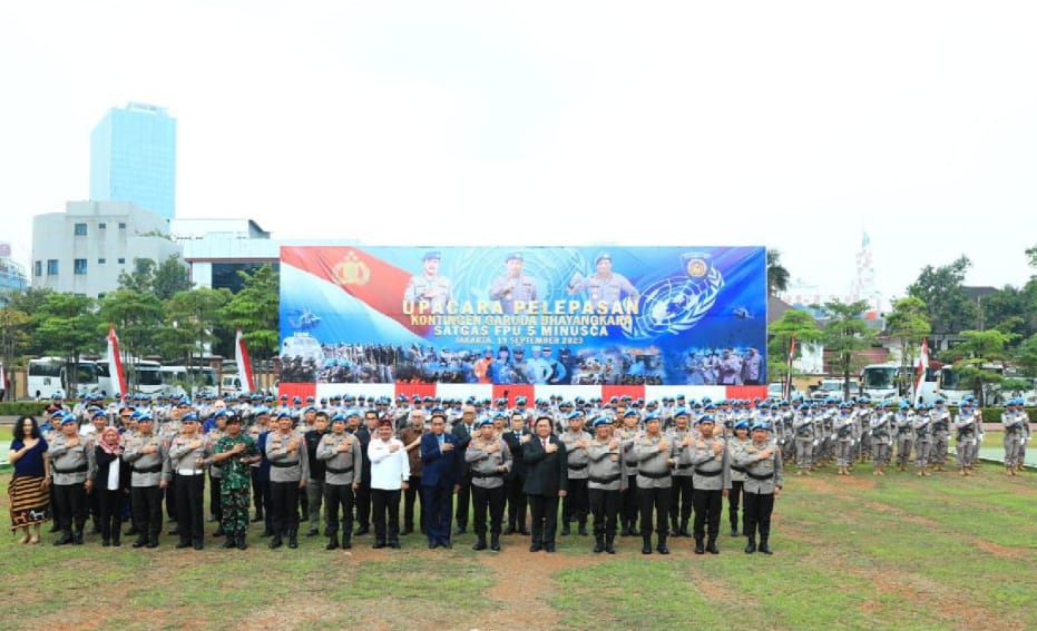 Para petinggi Polri saat upacara pelepasan tim misi perdamaian PBB di Afrika. Foto : Dok Polri.
