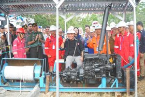 Gubernur Sumatera Selatan, H Herman Deru meresmikan produksi perdana minyak bumi pada sumur tua, di Kampung Minyak Desa Karang Raja yang ditandai dengan penghidupan mesin bailer, Senin (25/9/2023). Foto : Humas Pemprov Sumsel. 