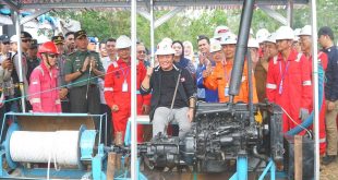Gubernur Sumatera Selatan, H Herman Deru meresmikan produksi perdana minyak bumi pada sumur tua, di Kampung Minyak Desa Karang Raja yang ditandai dengan penghidupan mesin bailer, Senin (25/9/2023). Foto : Humas Pemprov Sumsel. 