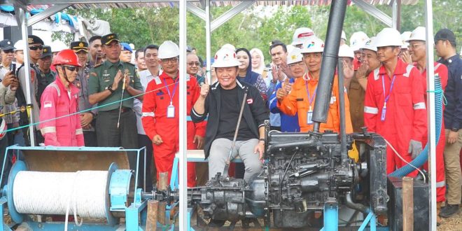 Gubernur Sumatera Selatan, H Herman Deru meresmikan produksi perdana minyak bumi pada sumur tua, di Kampung Minyak Desa Karang Raja yang ditandai dengan penghidupan mesin bailer, Senin (25/9/2023). Foto : Humas Pemprov Sumsel. 