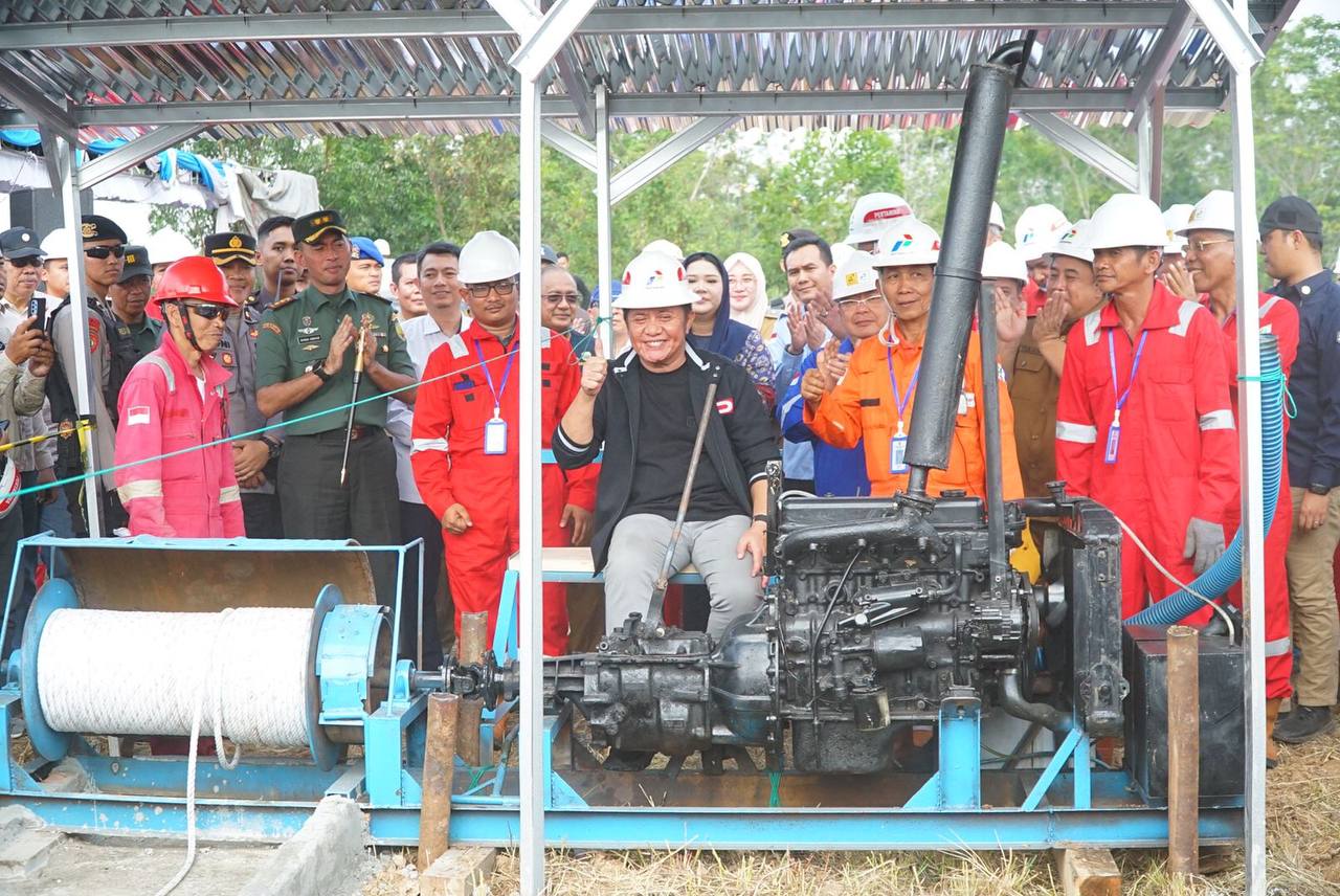 Gubernur Sumatera Selatan, H Herman Deru meresmikan produksi perdana minyak bumi pada sumur tua, di Kampung Minyak Desa Karang Raja yang ditandai dengan penghidupan mesin bailer, Senin (25/9/2023). Foto : Humas Pemprov Sumsel. 