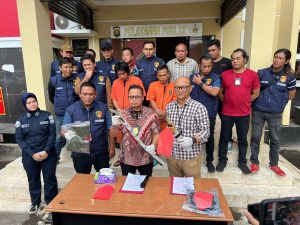 Arwandi alias Arwan alias Arman (30) dan kakaknya Ariyansyah (35), pelaku pembunuhan adik Bupati Muratara. dihadiri dalam press rilis penyidik Polda Sumsel, Jumat (8/9/2023). Foto : Sumselheadline/Ela.