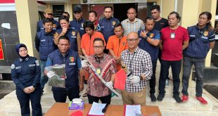 Arwandi alias Arwan alias Arman (30) dan kakaknya Ariyansyah (35), pelaku pembunuhan adik Bupati Muratara. dihadiri dalam press rilis penyidik Polda Sumsel, Jumat (8/9/2023). Foto : Sumselheadline/Ela.