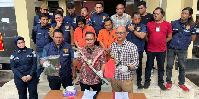 Arwandi alias Arwan alias Arman (30) dan kakaknya Ariyansyah (35), pelaku pembunuhan adik Bupati Muratara. dihadiri dalam press rilis penyidik Polda Sumsel, Jumat (8/9/2023). Foto : Sumselheadline/Ela.