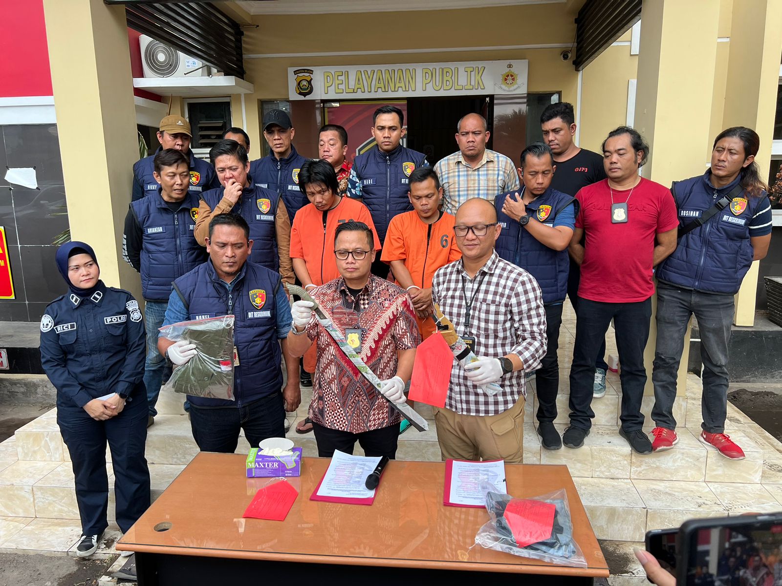 Arwandi alias Arwan alias Arman (30) dan kakaknya Ariyansyah (35), pelaku pembunuhan adik Bupati Muratara. dihadiri dalam press rilis penyidik Polda Sumsel, Jumat (8/9/2023). Foto : Sumselheadline/Ela.