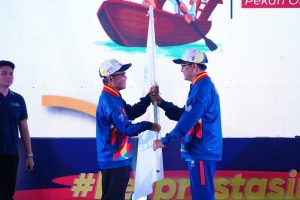 Sekda Pemprov Sumsel, Ir SA Supriono menyerahkan bendera sebagai tanda berakhirnya Popnas 2023 di Dinning Hall Wisma Atlet, JSC Palembang, Minggu (3/9/2023) malam. Foto : Humas Pemprov Sumsel.