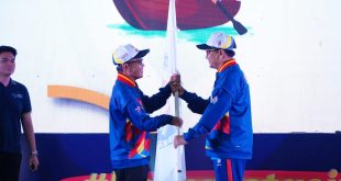 Sekda Pemprov Sumsel, Ir SA Supriono menyerahkan bendera sebagai tanda berakhirnya Popnas 2023 di Dinning Hall Wisma Atlet, JSC Palembang, Minggu (3/9/2023) malam. Foto : Humas Pemprov Sumsel.