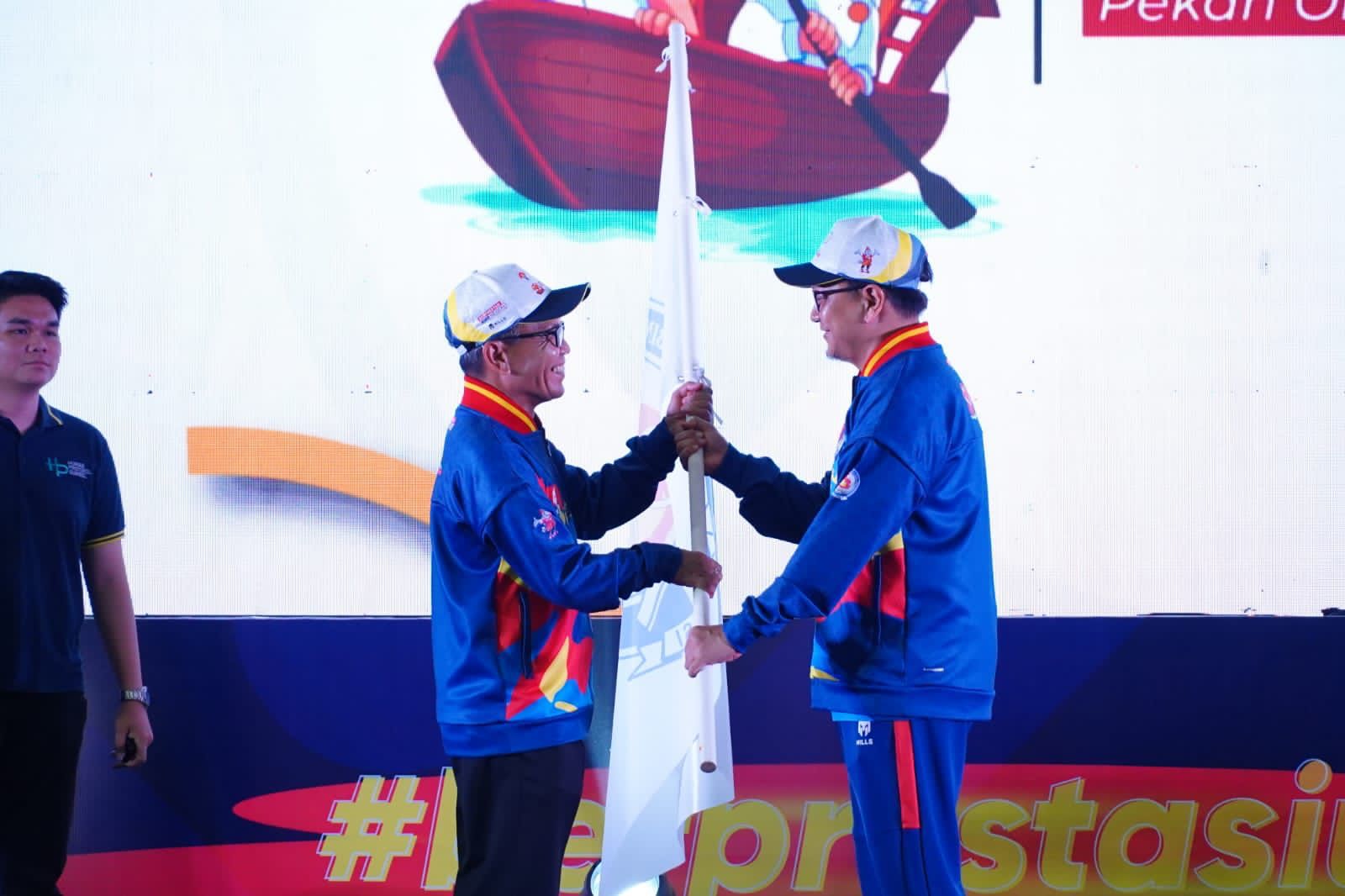 Sekda Pemprov Sumsel, Ir SA Supriono menyerahkan bendera sebagai tanda berakhirnya Popnas 2023 di Dinning Hall Wisma Atlet, JSC Palembang, Minggu (3/9/2023) malam. Foto : Humas Pemprov Sumsel.